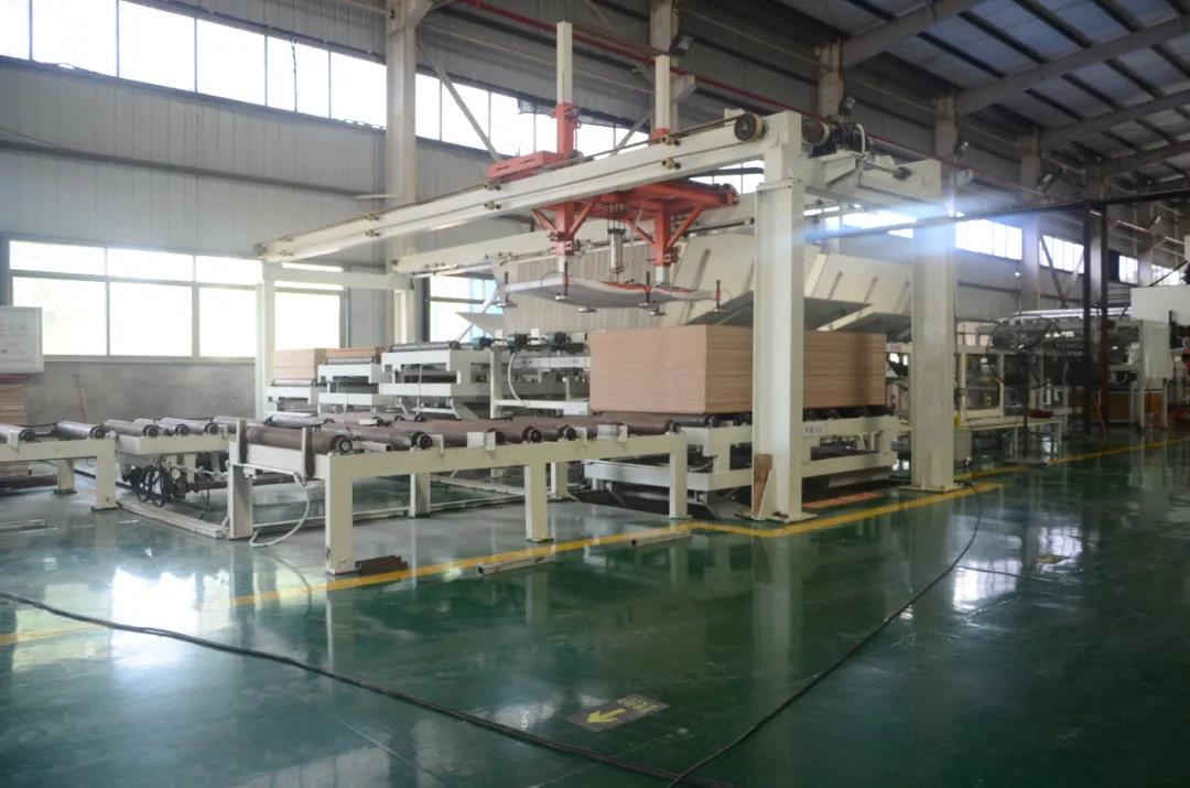 “素板美容院”，華洲又一條飾面板生產(chǎn)線投產(chǎn)了！(圖1)